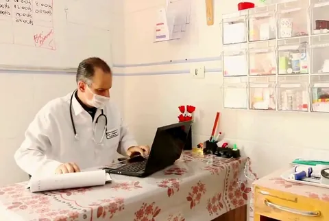 Médico registra o atendimento no consultório do Residencial